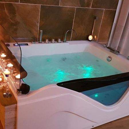 Love Room Jaccuzi Puisserguier Exterior photo